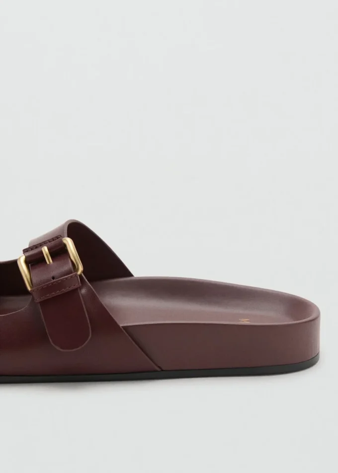 Płaskie sandały z klamrą Płaskie sandały z klamrą