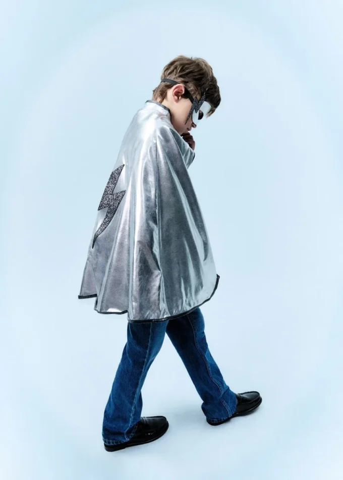 Płaszcz i maska z motywem błyskawicy