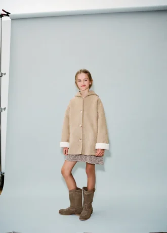 Płaszcz z kapturem imitujący owczą skórę