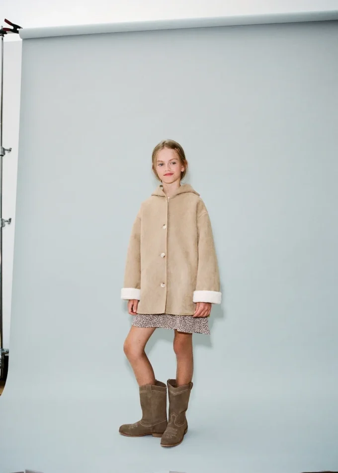 Płaszcz z kapturem imitujący owczą skórę Płaszcz z kapturem imitujący owczą skórę