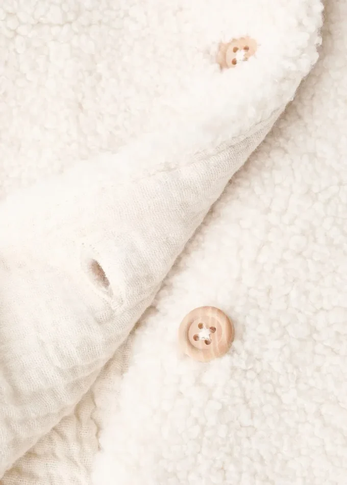 Płaszcz z kapturem imitujący owczą skórę