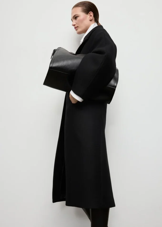 Płaszcz z wełnianej tkaniny o strukturalnym kroju Płaszcz z wełnianej tkaniny o strukturalnym kroju