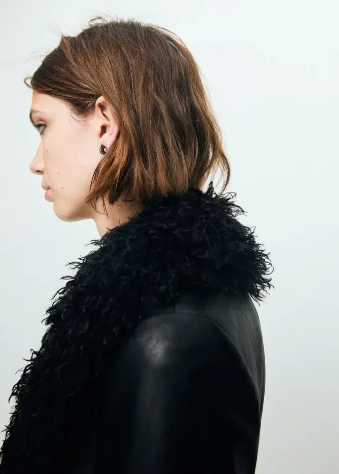 Płaszcz ze sztucznej skóry z futrzanym wykończeniem Płaszcz ze sztucznej skóry z futrzanym wykończeniem