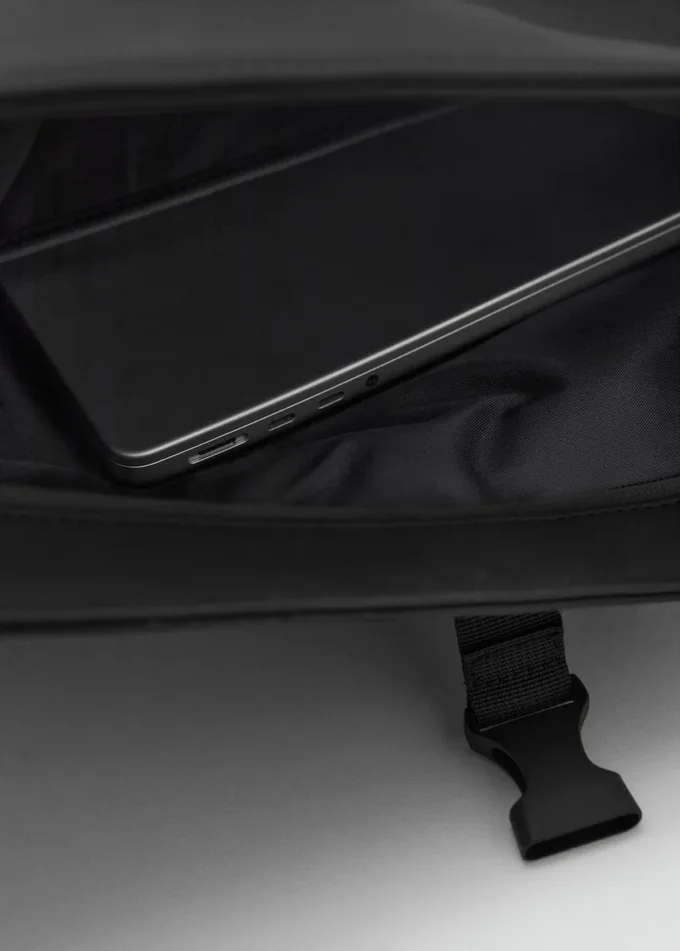 Płócienny plecak z gumowanym wykończeniem i klapką Płócienny plecak z gumowanym wykończeniem i klapką