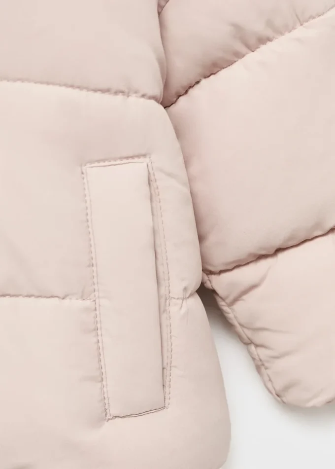 Pikowana kurtka z futrzanym wykończeniem wewnątrz