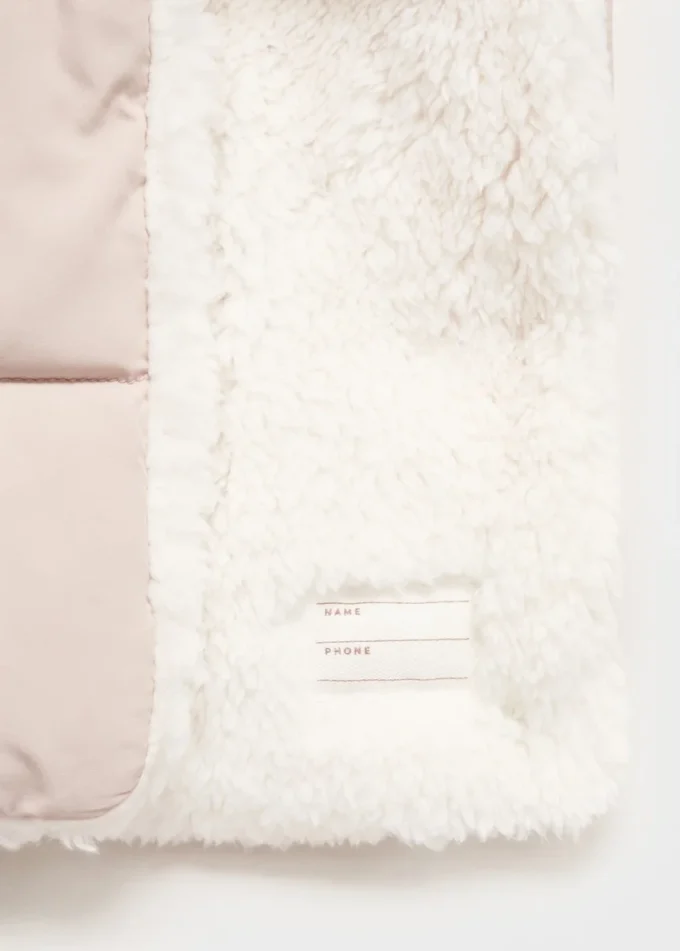 Pikowana kurtka z futrzanym wykończeniem wewnątrz