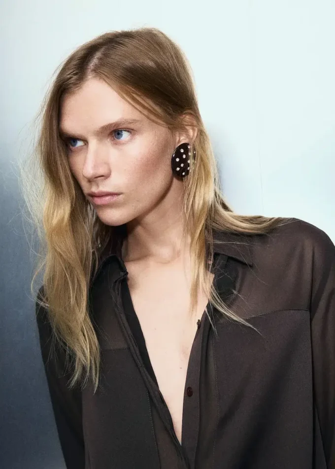 Półprzezroczysta bluzka z naszywkami Półprzezroczysta bluzka z naszywkami