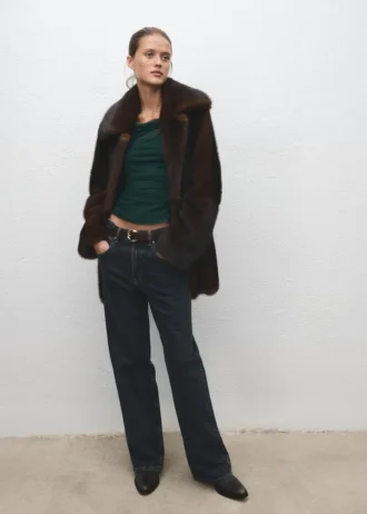 Półprzezroczysty top z asymetrycznym dekoltem