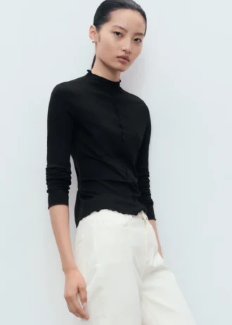 Prążkowana koszulka z falistym wykończeniem