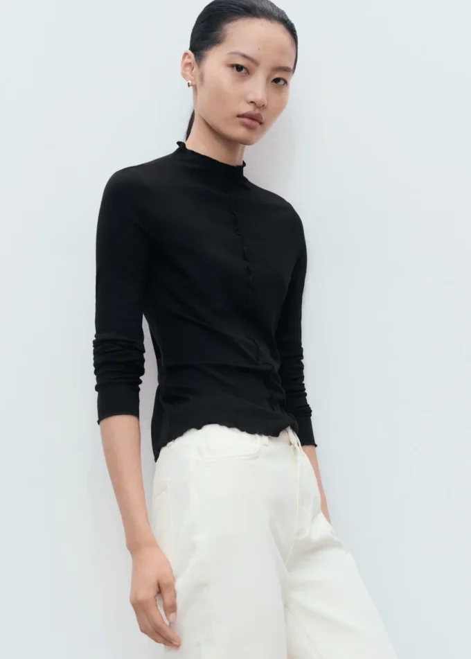 Prążkowana koszulka z falistym wykończeniem Prążkowana koszulka z falistym wykończeniem