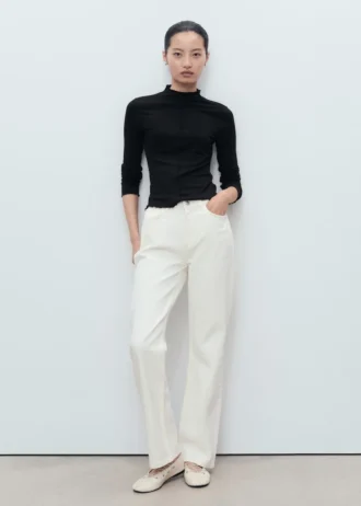 Prążkowana koszulka z falistym wykończeniem