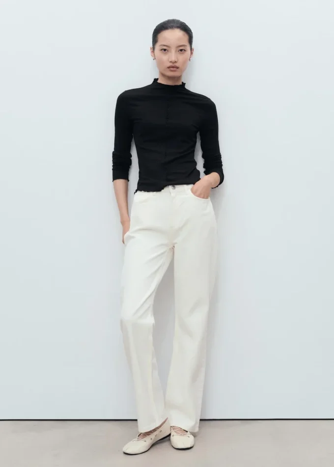 Prążkowana koszulka z falistym wykończeniem Prążkowana koszulka z falistym wykończeniem