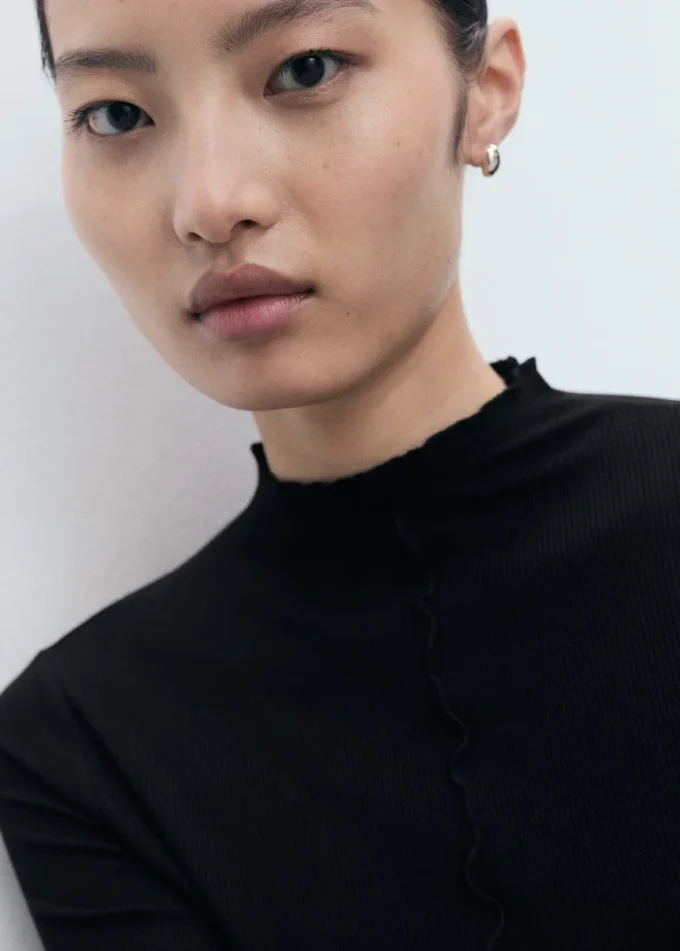 Prążkowana koszulka z falistym wykończeniem Prążkowana koszulka z falistym wykończeniem