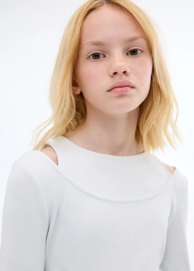 Prążkowana koszulka z wycięciami Prążkowana koszulka z wycięciami