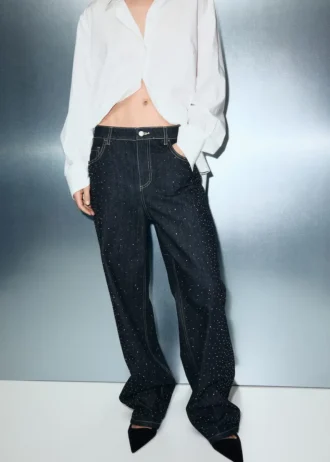Proste dżinsy z detalami z kryształków