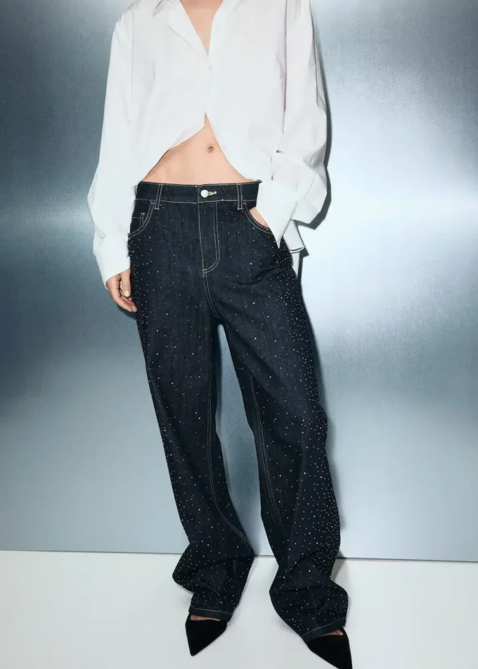 Proste dżinsy z detalami z kryształków Proste dżinsy z detalami z kryształków