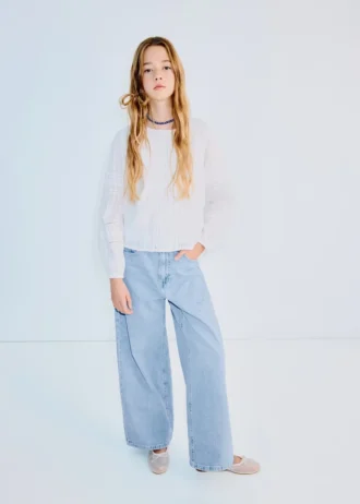 Proste dżinsy z detalami z kryształków