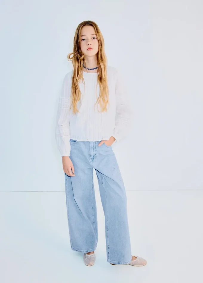 Proste dżinsy z detalami z kryształków Proste dżinsy z detalami z kryształków