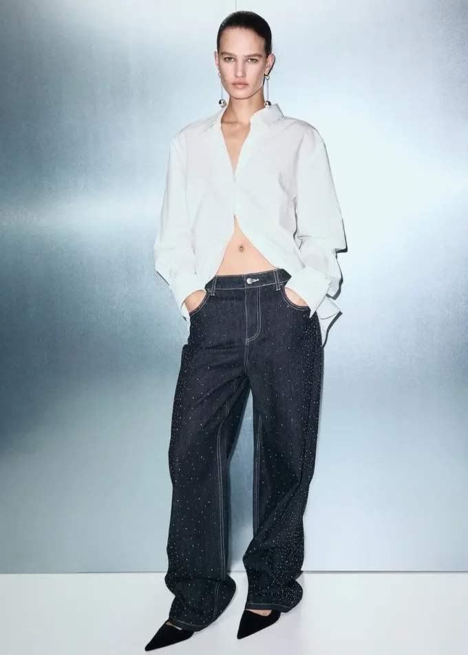 Proste dżinsy z detalami z kryształków Proste dżinsy z detalami z kryształków