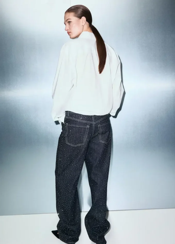 Proste dżinsy z detalami z kryształków Proste dżinsy z detalami z kryształków