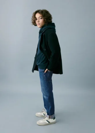 Proste jeansy z podwiniętymi nogawkami