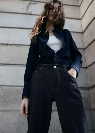 Proste jeansy z podwiniętymi nogawkami