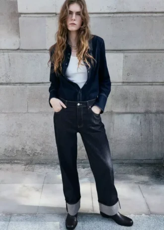 Proste jeansy z podwiniętymi nogawkami