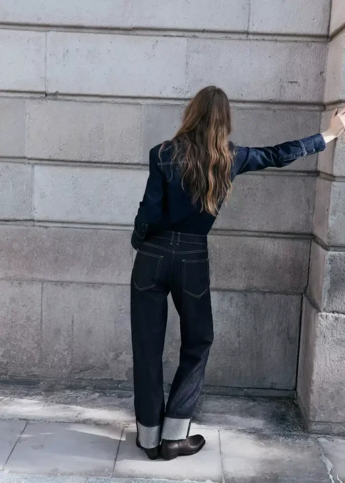 Proste jeansy z podwiniętymi nogawkami Proste jeansy z podwiniętymi nogawkami