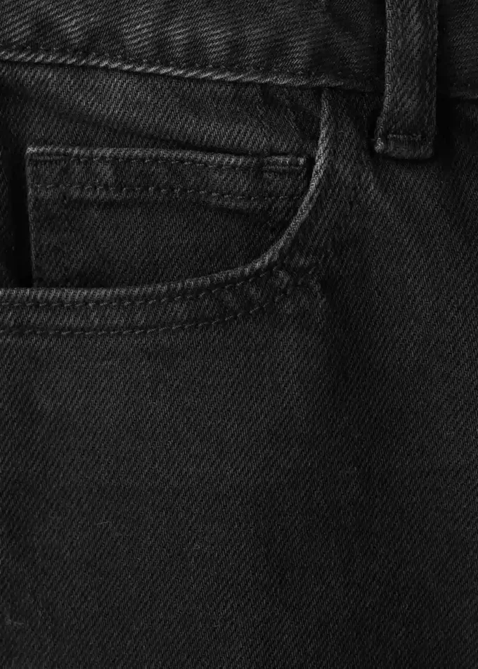 Proste jeansy z podwiniętymi nogawkami Proste jeansy z podwiniętymi nogawkami