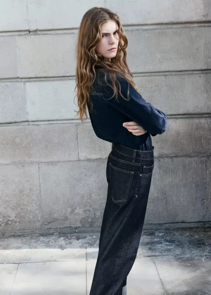 Proste jeansy z podwiniętymi nogawkami Proste jeansy z podwiniętymi nogawkami