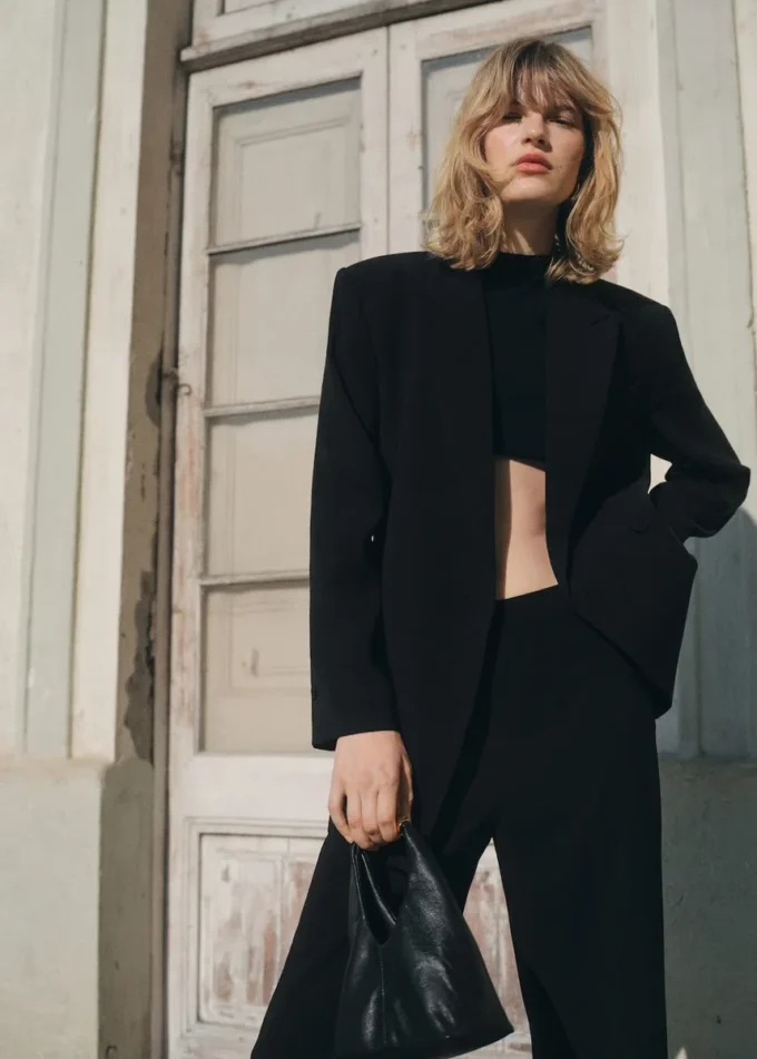 Proste spodnie garniturowe o średniej wysokości stanu Proste spodnie garniturowe o średniej wysokości stanu