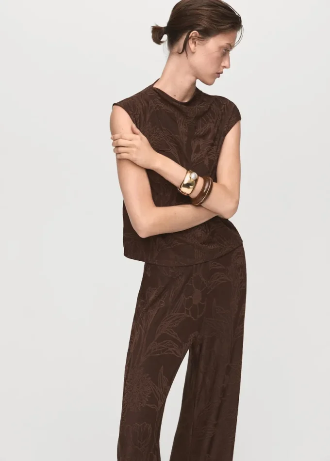 Proste spodnie z żakardowym nadrukiem kwiatowym Proste spodnie z żakardowym nadrukiem kwiatowym