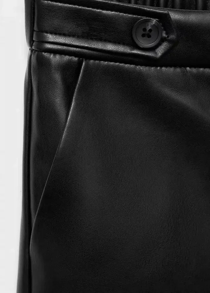 Proste spodnie z efektem skóry Proste spodnie z efektem skóry