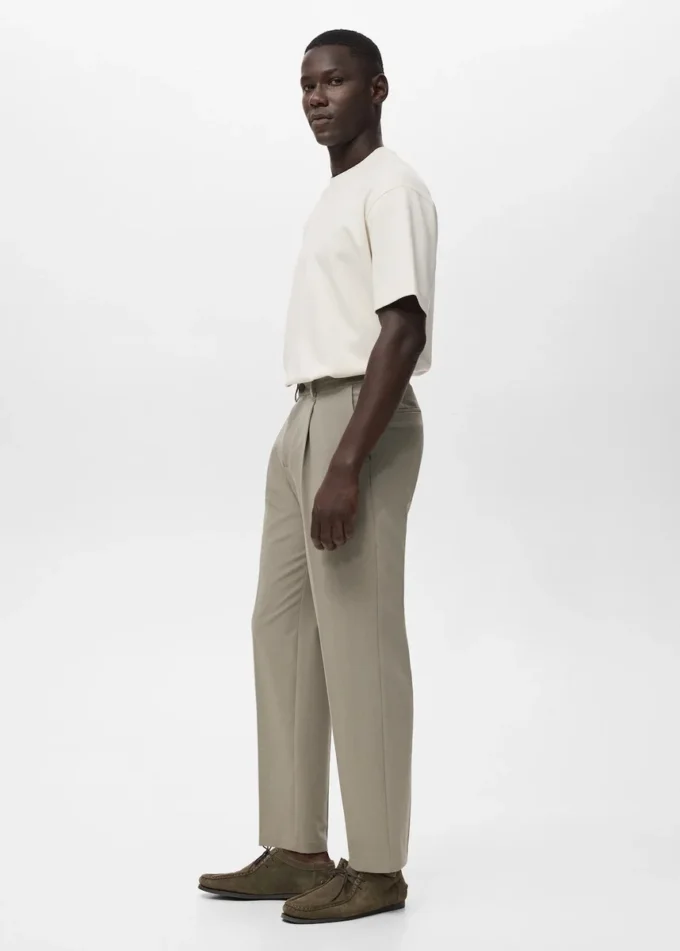 Płynne spodnie z prostymi nogawkami i zakładkami Płynne spodnie z prostymi nogawkami i zakładkami