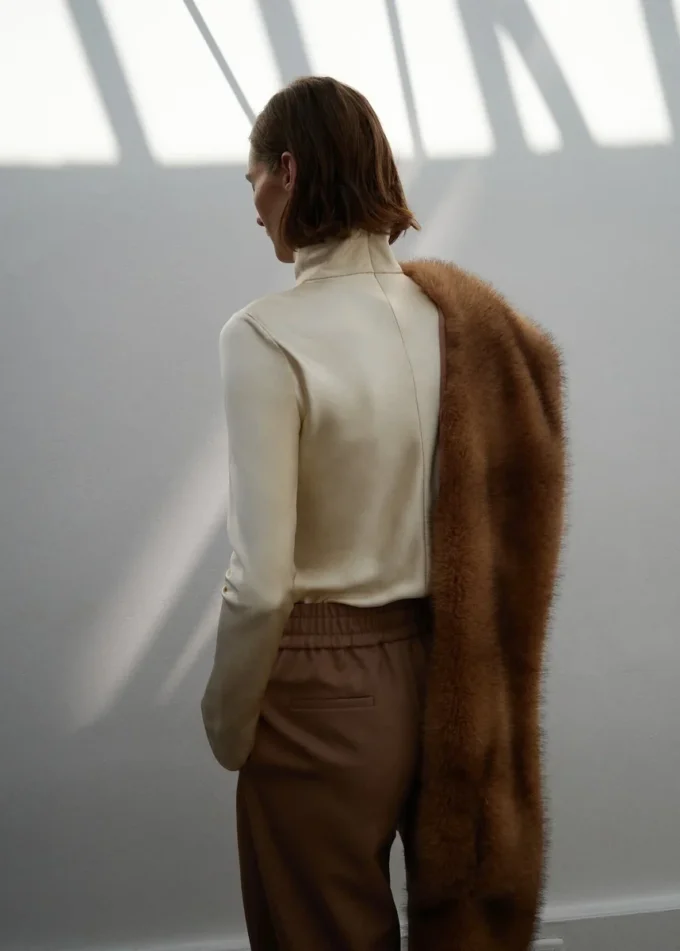 Satyna bluzka z wysokim kołnierzem Satyna bluzka z wysokim kołnierzem