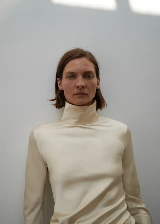 Satyna bluzka z wysokim kołnierzem Satyna bluzka z wysokim kołnierzem