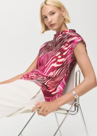 Satynowa bluzka z drapowanym dekoltem