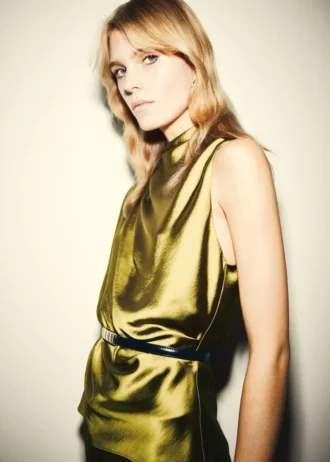 Satynowa bluzka z drapowanym dekoltem Satynowa bluzka z drapowanym dekoltem