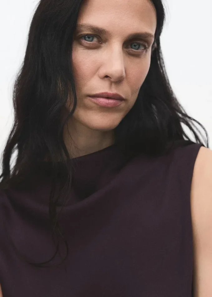 Satynowa bluzka z drapowanym dekoltem Satynowa bluzka z drapowanym dekoltem