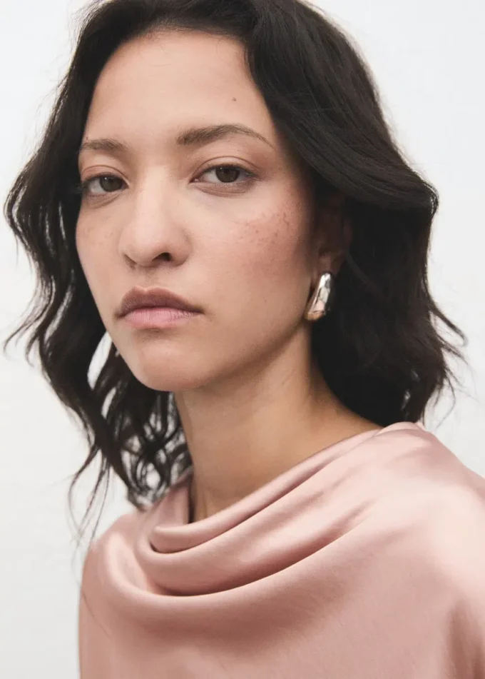 Satynowa bluzka z drapowanym dekoltem Satynowa bluzka z drapowanym dekoltem