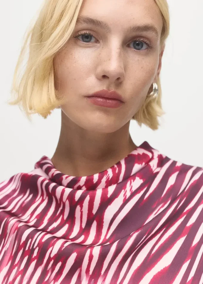 Satynowa bluzka z drapowanym dekoltem Satynowa bluzka z drapowanym dekoltem