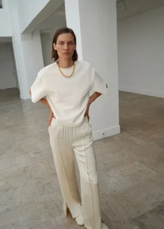 Satynowe spodnie z bocznymi rozcięciami Satynowe spodnie z bocznymi rozcięciami