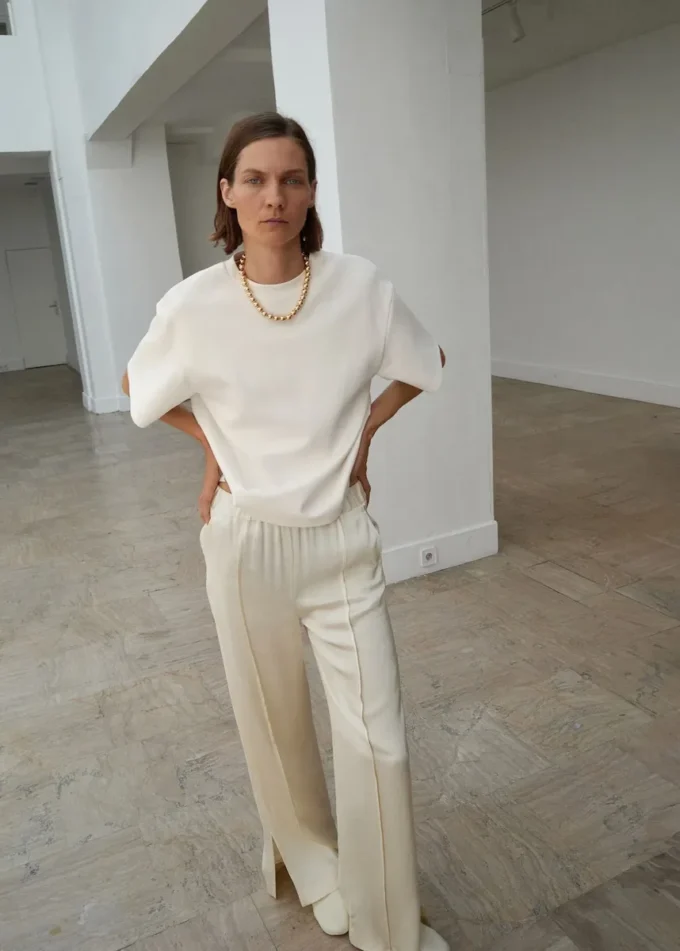 Satynowe spodnie z bocznymi rozcięciami Satynowe spodnie z bocznymi rozcięciami