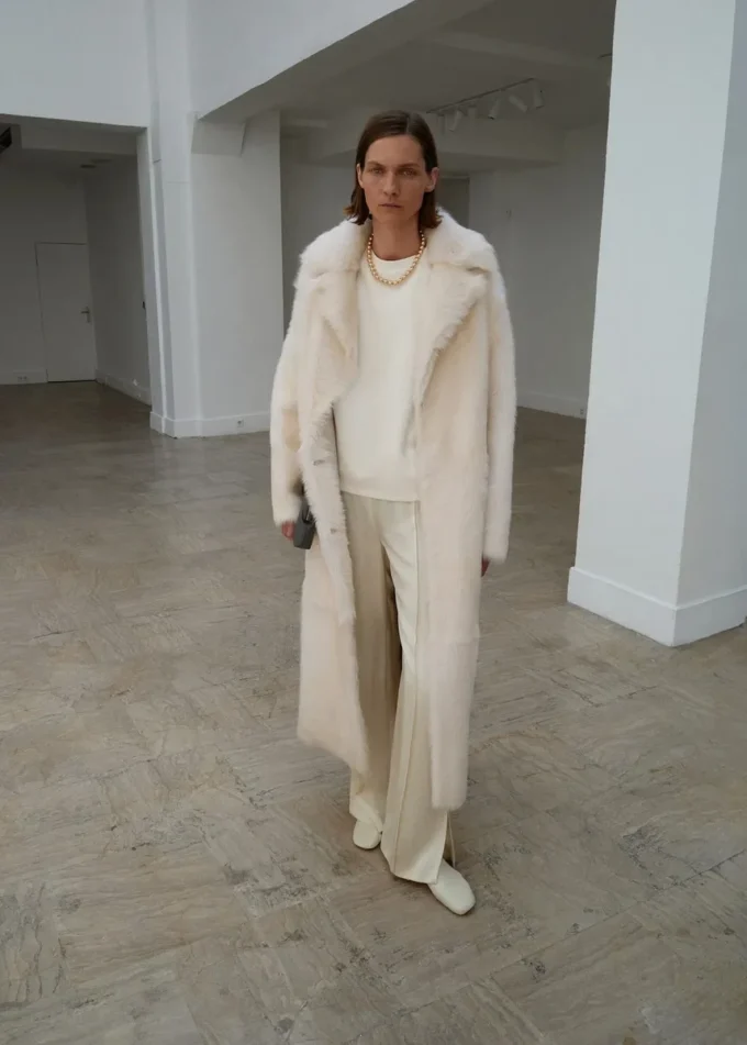 Satynowe spodnie z bocznymi rozcięciami Satynowe spodnie z bocznymi rozcięciami