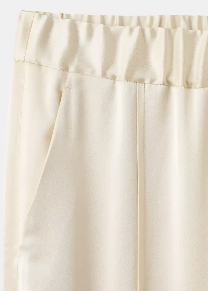 Satynowe spodnie z bocznymi rozcięciami Satynowe spodnie z bocznymi rozcięciami