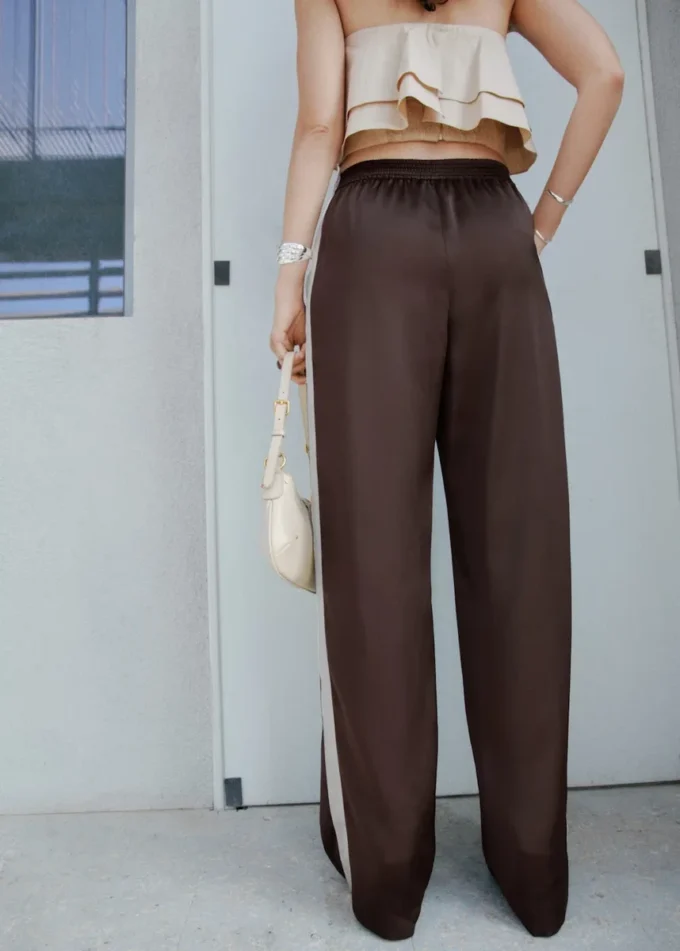 Satynowe spodnie z kontrastowymi paskami Satynowe spodnie z kontrastowymi paskami