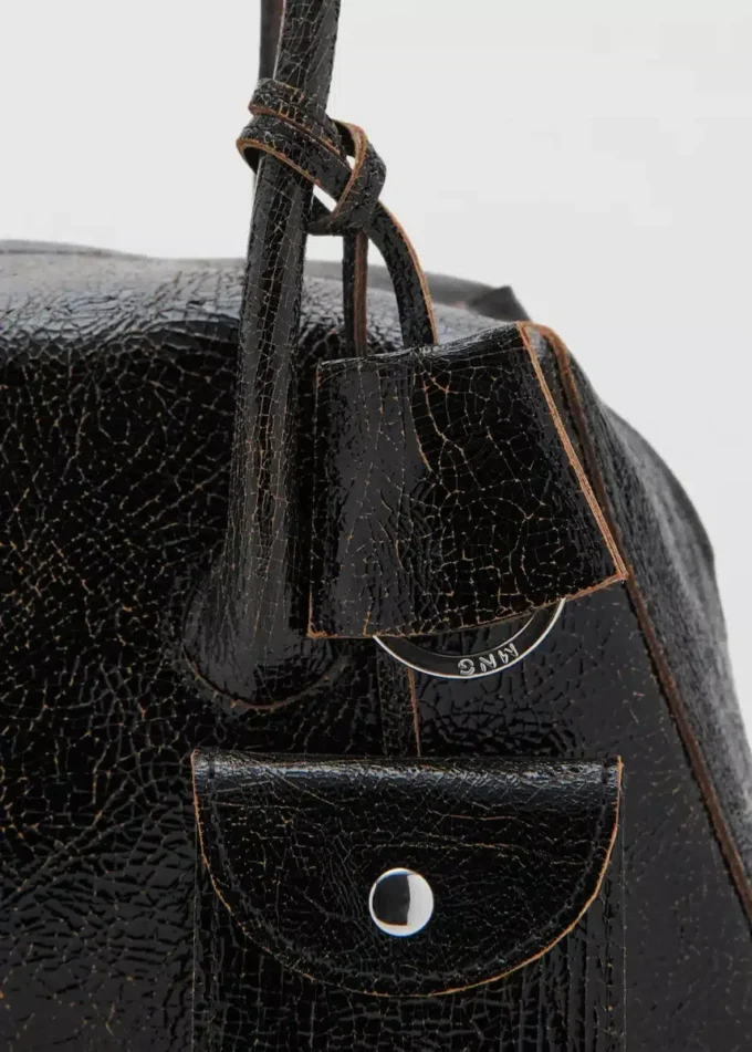 Skórzana torba na ramię z zawieszkami Skórzana torba na ramię z zawieszkami