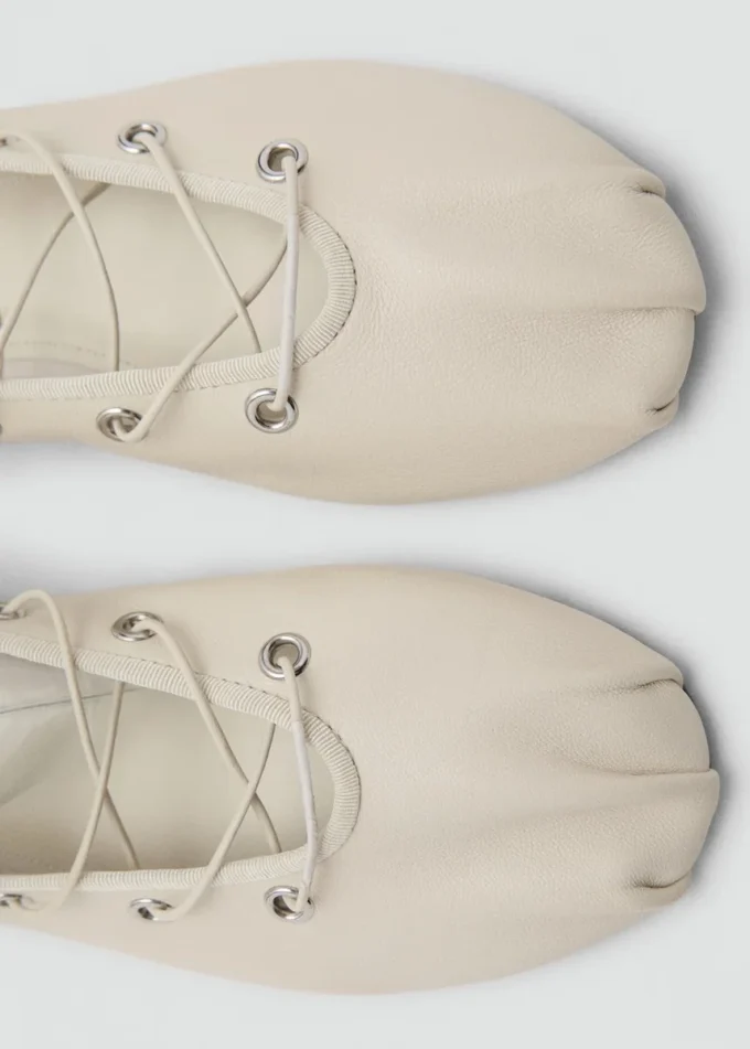 Skórzane baleriny z krzyżującymi się paskami Skórzane baleriny z krzyżującymi się paskami