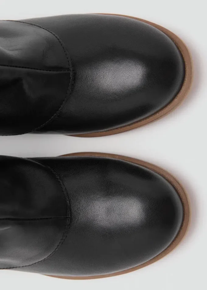 Skórzane botki z haftowanymi detalami Skórzane botki z haftowanymi detalami