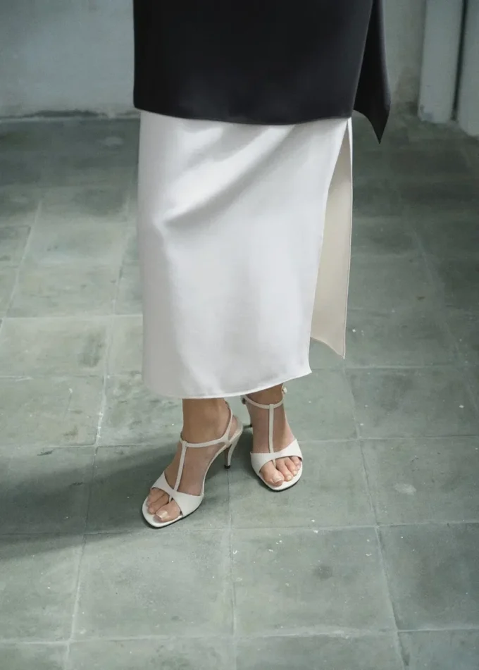 Skórzane sandały na obcasie z paskami Skórzane sandały na obcasie z paskami